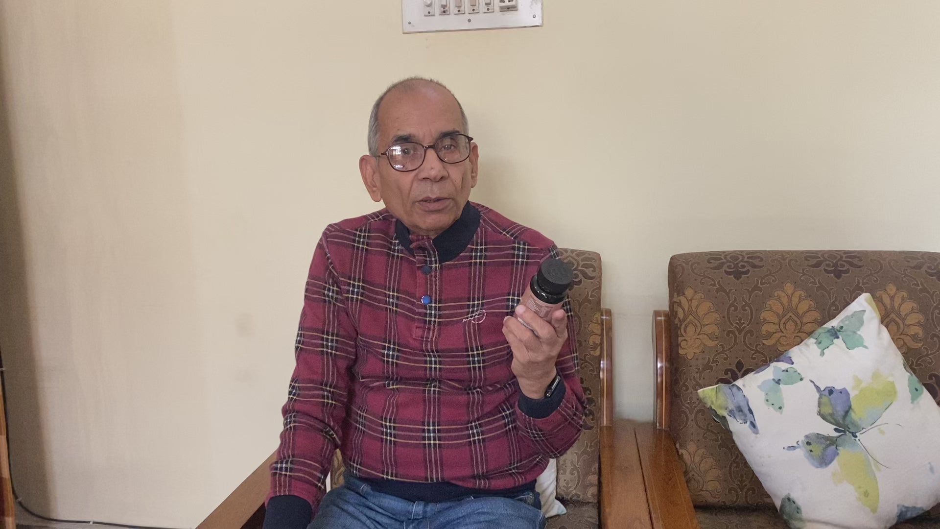A man reviewing the herbal joint pain relief capsules. 